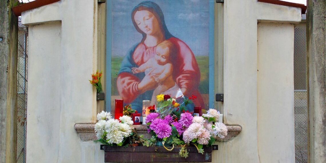 Questa piccola edicola di via B.Oriani ricorda la posizione di un oratorio funzionante per 5 secoli e poi abbattuto