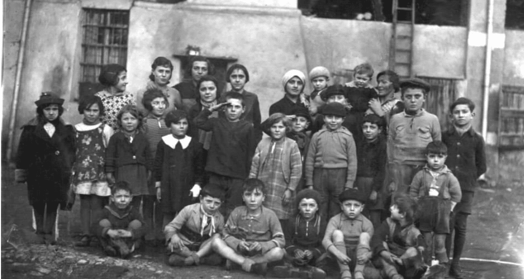 Cascina di via Aldini 36, anni '30, una ventina di bambini nati del borgo antico di Quarto Oggiaro