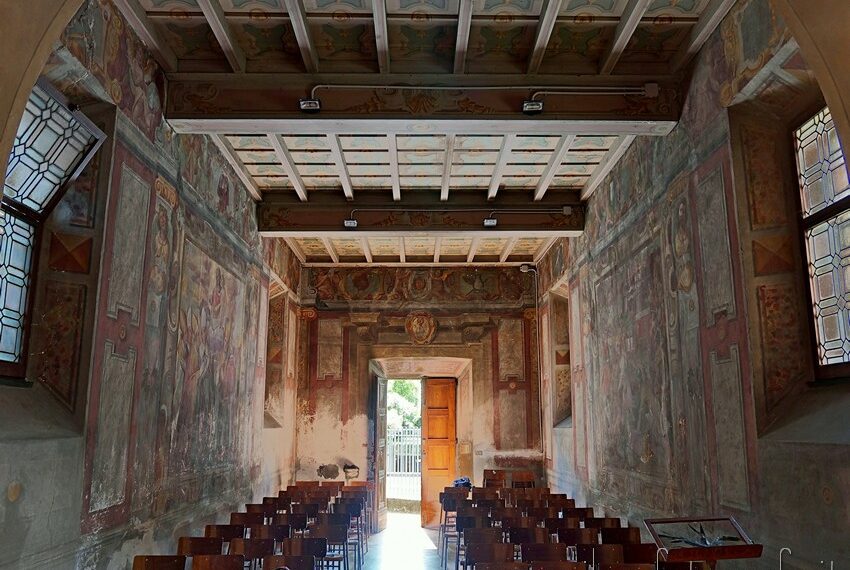L'interno dell'Oratorio di Segnano (via Comune Antico ang. R. Cozzi)