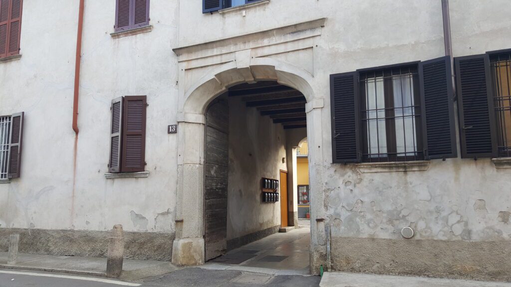 Figino, raffinato ingresso nobiliare a una dimora residenziale XIII-XIV sec, forse l'ex municipio di Figino.   Edificio tutelato come bene culturale della Lombardia (vedi la facciata intera più sotto)