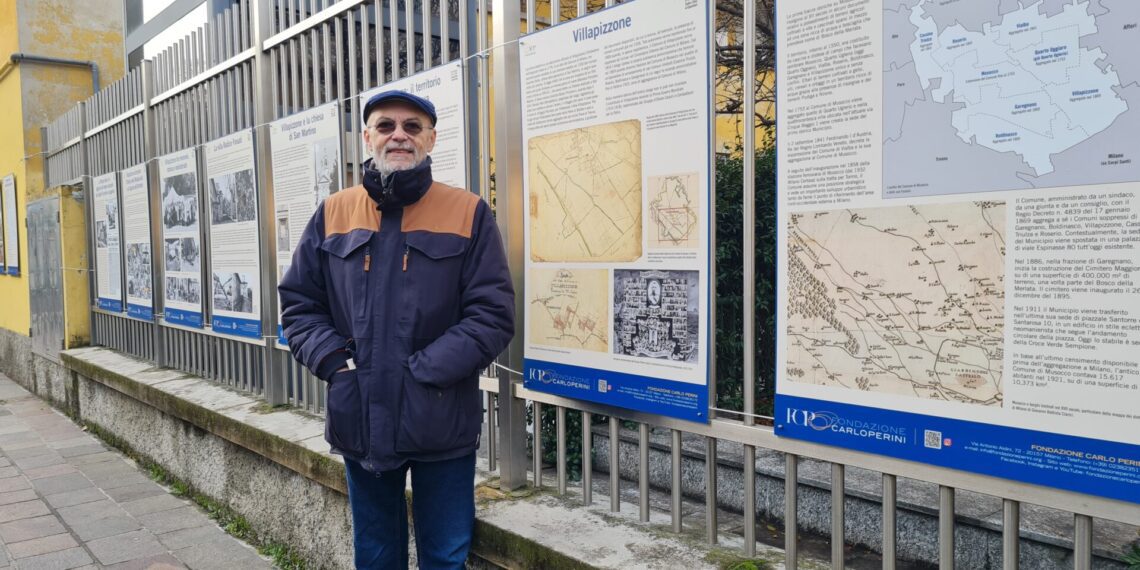 Claudio Gironi e, dietro di lui, la mostra "volante" sul borgo