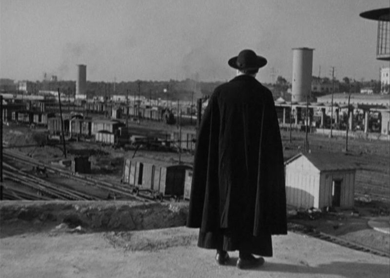 Una scena del film "Roma città aperta". Di spalle Aldo Fabrizi nel ruolo di un prete fucilato dai nazifascisti