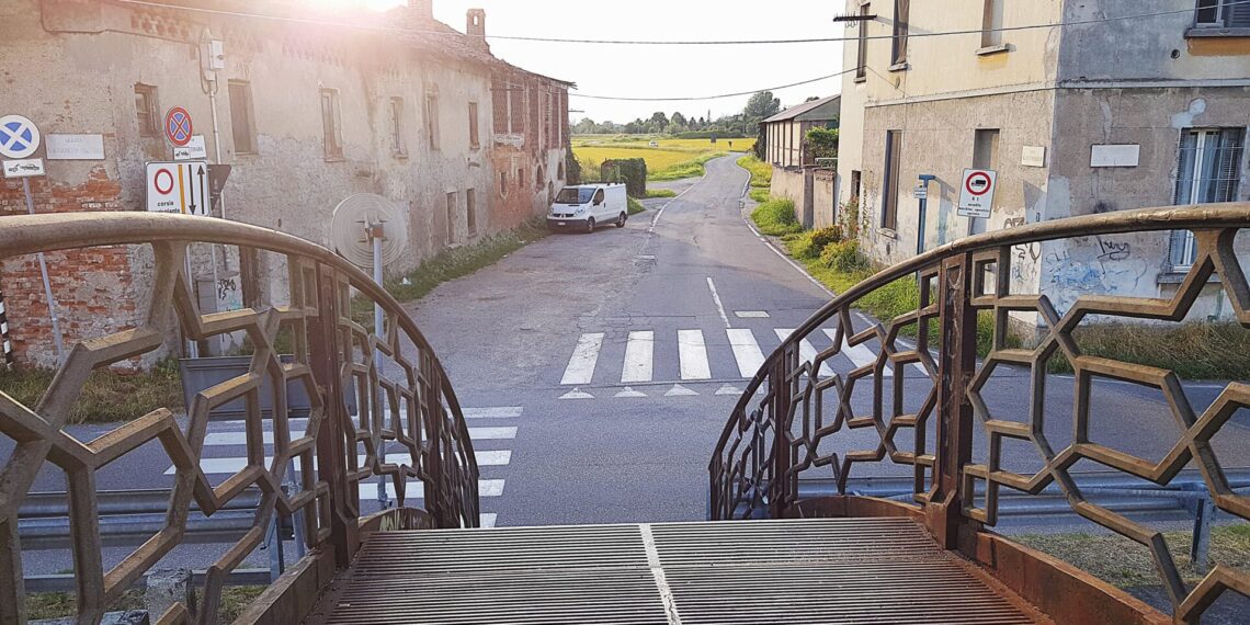 Dal ponte austriaco, detto così perché è stato fuso nel 1865 da una fonderia austriaca, si può ammirare il panorama oltre cascina Annone, frequentato da decine di aironi