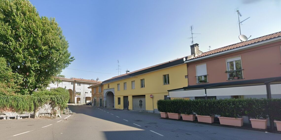 Piazza Giosia Monti, con cascina Brivio (in giallo pastello), cuore storico del borgo